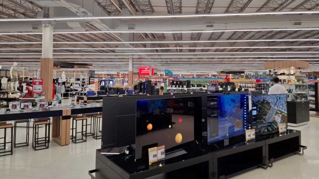 Outlet de Coto vende televisores y celulares baratos y en cuotas