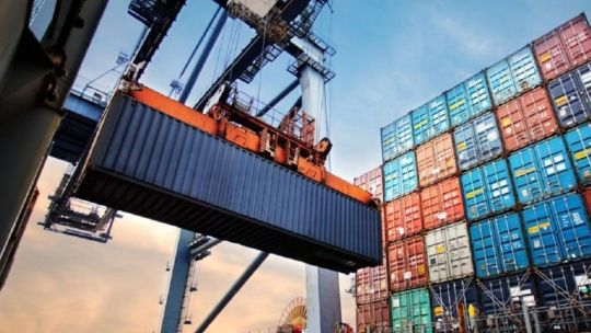 El atraso cambiario derrumbaría el superávit comercial ante un shock por la recesión mundial