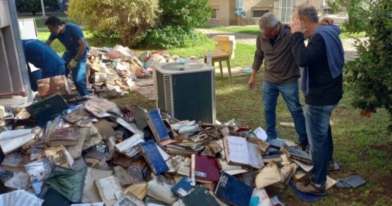 Bahía Blanca: el trabajo de hormiga para recuperar los libros afectados por la inundación