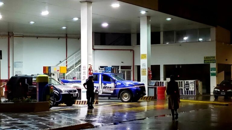 Detuvieron a 5 policías por la muerte del hombre en la estación de servicio