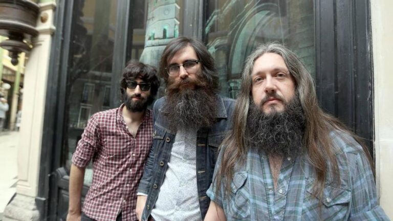 «Estamos hartos de ver cómo artistas a los que admiramos mueren jóvenes por suicidio o sobredosis»