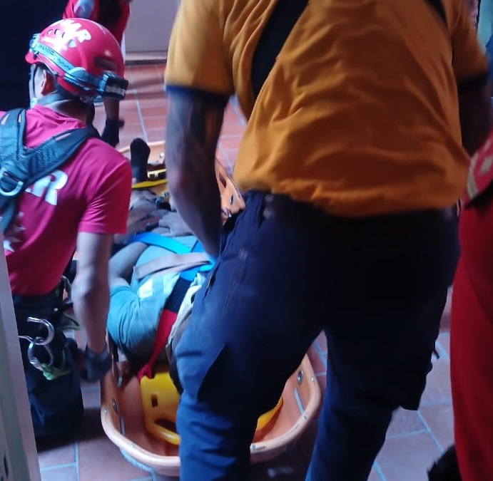 Rescataron a un obrero que cayó de un cuarto piso en Córdoba