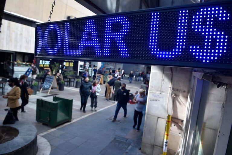 Dólar blue hoy: cuál es el valor de referencia de este domingo 6 de abril
