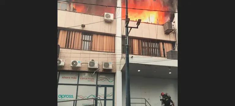 Bomberos combaten un incendio de importantes dimensiones en un edificio contiguo al Apross
