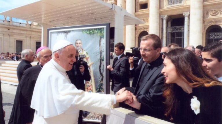 María José Ruiz, la pintora montillana que le regaló un cuadro al papa Francisco: «Fue mágico»