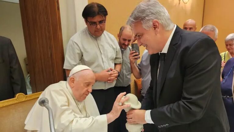 Llaryora cambió su agenda para asistir a la misa en homenaje a Francisco