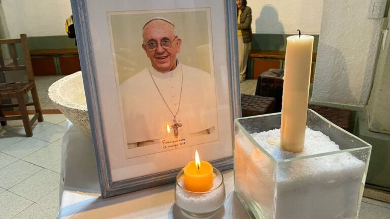 Carlos Paz también despidió con emoción al Papa Francisco