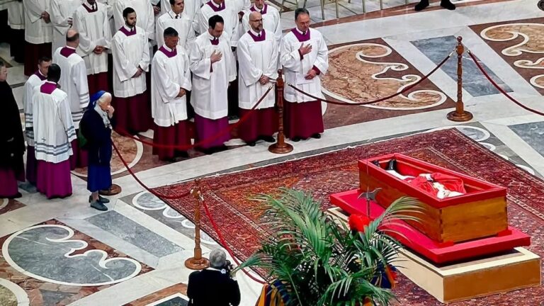 Quién es la mujer que rompió el protocolo para despedir al Papa?