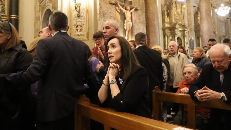 Abucheos y cánticos contra Victoria Villarruel a la salida de la misa por el papa Francisco