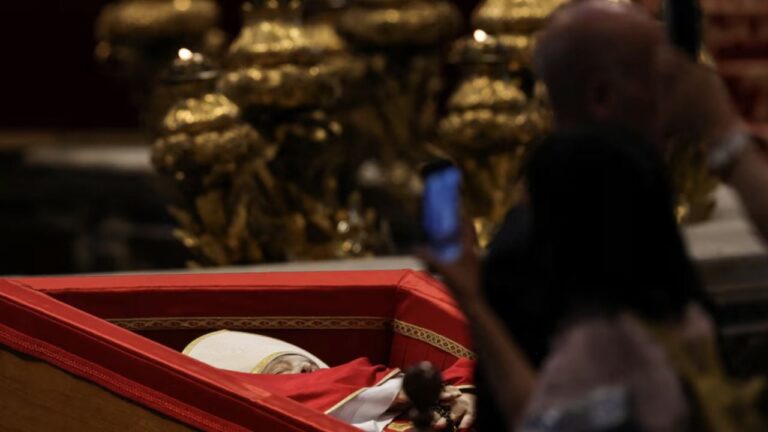 El cuerpo del papa Francisco estará expuesto hasta el 25 de abril