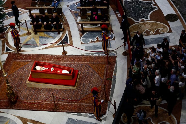 Miles dan su último adiós a Francisco mientras el Vaticano considera ampliar el velatorio público