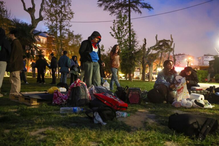 Residentes en Estambul pasan la noche al aire libre tras un fuerte sismo y réplicas