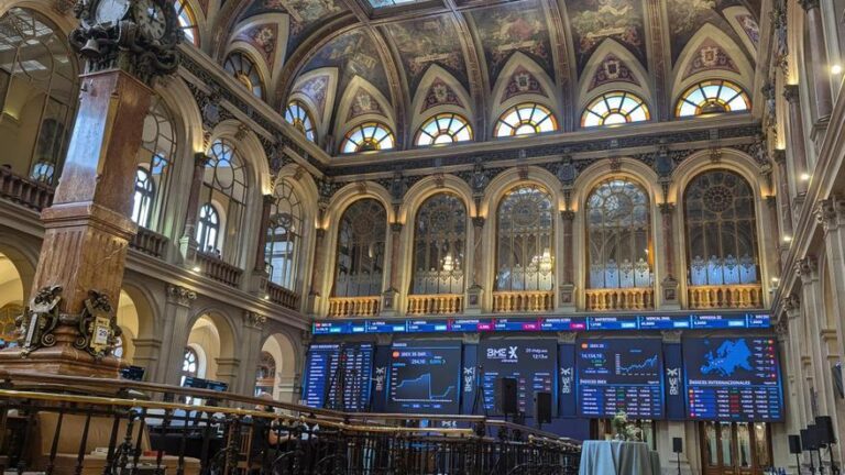 El Ibex 35 abre en verde y se agarra a los 14.100 puntos