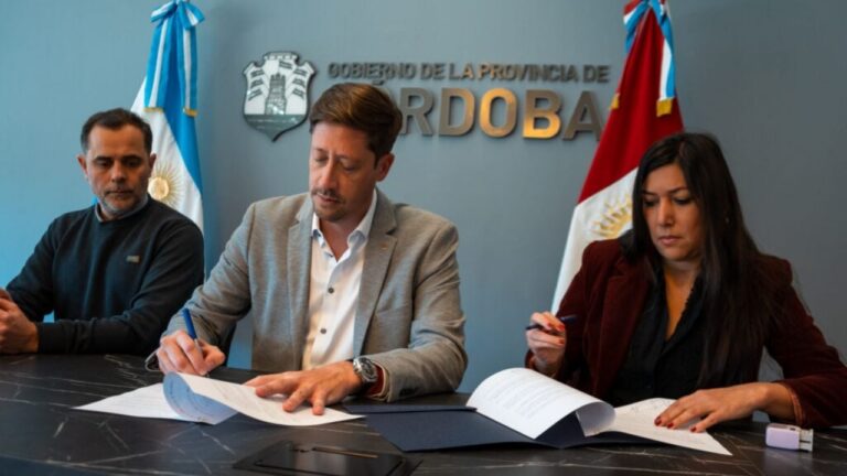 La Provincia firmó los acuerdos salariales con Sivialco y la Unión Ferroviaria