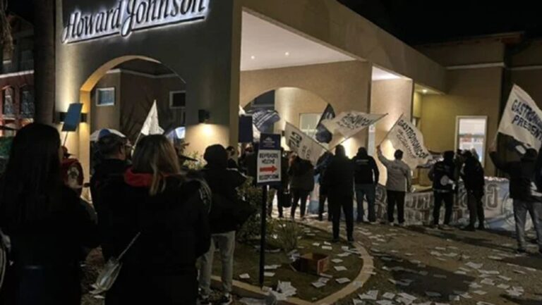 Protesta de gastronómicos frente al Howard Johnson de Carlos Paz por despidos