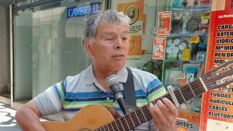 Tras el robo de su guitarra, harán una peña por un músico ciego de Córdoba
