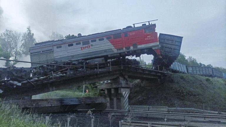 Al menos siete muertos y casi 70 heridos al derrumbarse un puente al paso de un tren en Rusia
