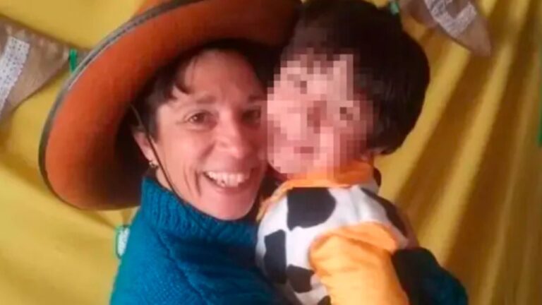 Investigan al hombre que encontró los cuerpos de su esposa y su hijo