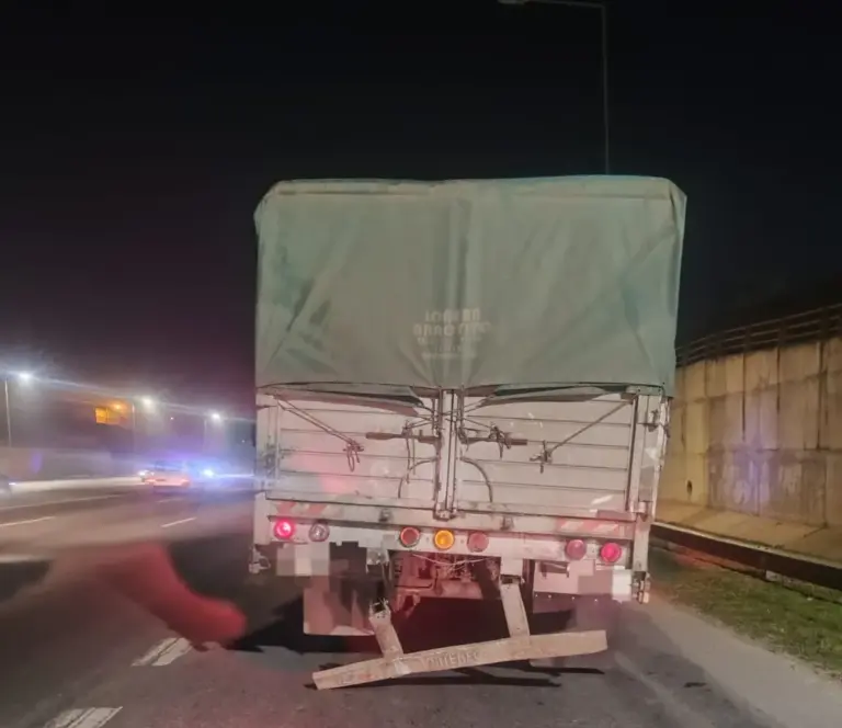 Un motociclista chocó contra la parte de atrás de un camión y falleció en Circunvalación
