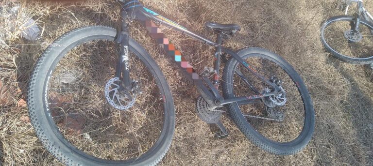Ciclista con traumatismo de cráneo al ser embestido por un auto en el camino de las 100 curvas