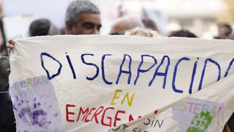 Masiva marcha en el Congreso por la emergencia en Discapacidad tras los ajustes del Gobierno