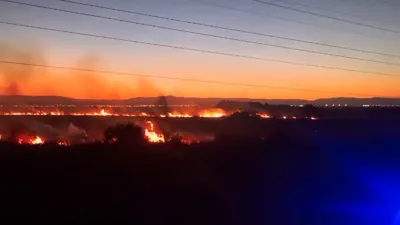 Fuego en Manantiales: bomberos combaten dos frentes de incendio