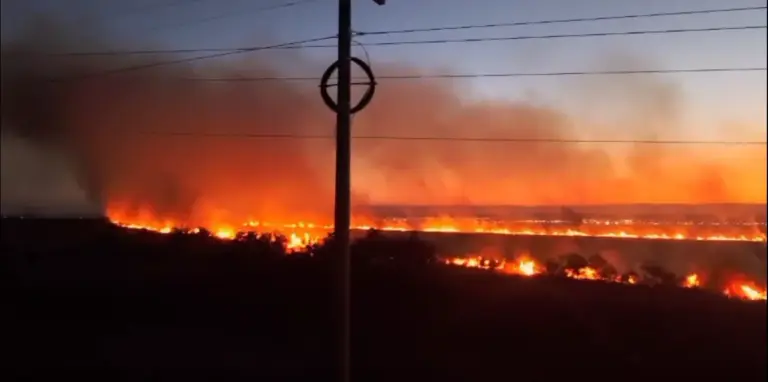 Fuego en la zona de Manantiales: bomberos combaten dos frentes de incendio