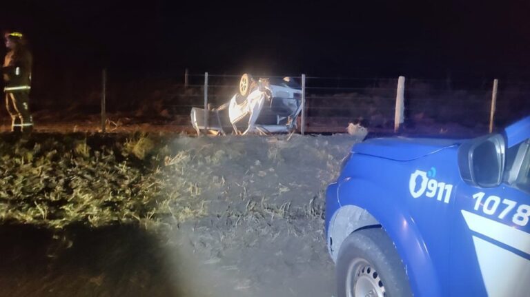 Espectacular vuelco con tres jóvenes heridos en un camino rural de Córdoba