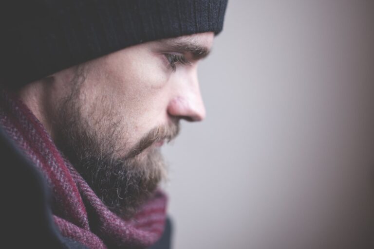 Cuáles son las frases que dicen las personas infelices, según la psicología