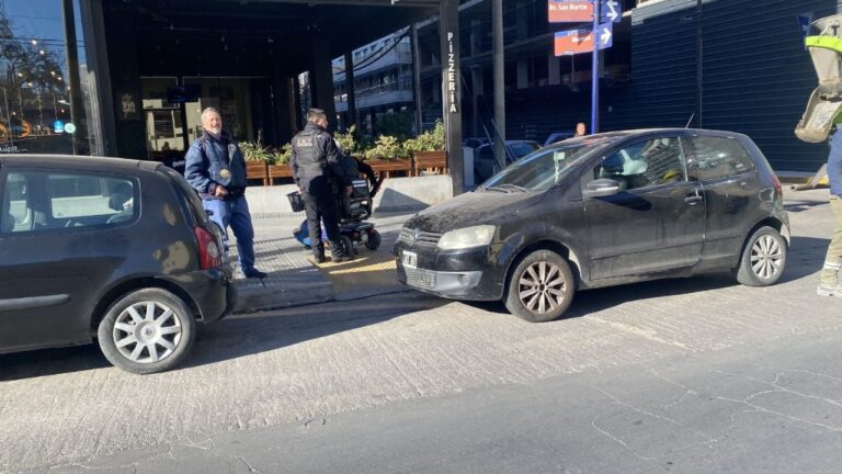 Estacionó en una rampa y bloqueó el paso de una mujer en silla de ruedas