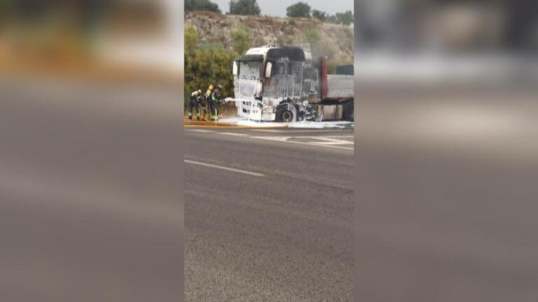Arde un tráiler que circulaba por la carretera A-318 en Lucena