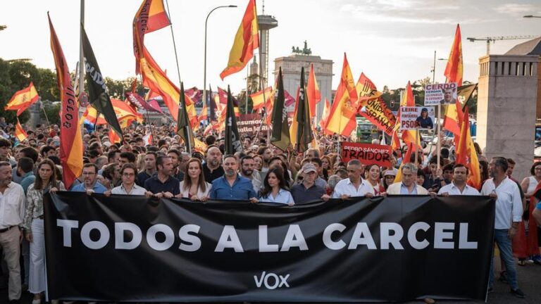 Más de mil personas piden la salida de Sánchez en una marcha convocada por Vox en Madrid