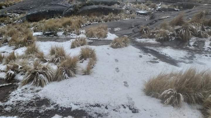 Nevó en el Cerro Champaquí y anticipan bajas temperaturas en toda la provincia