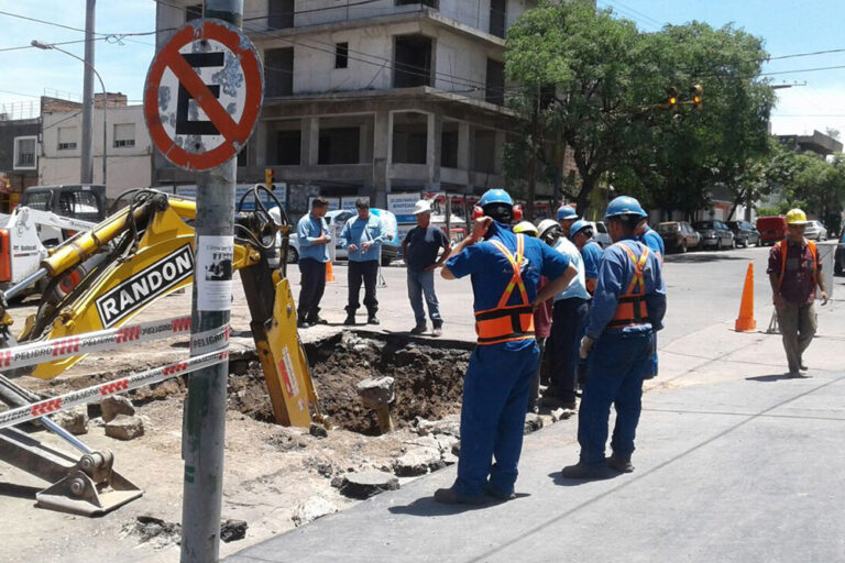 Aguas Cordobesas trabaja en el arreglo de otro caño: está ubicado en Alto Alberdi