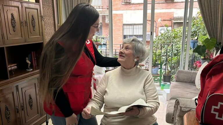 ‘Vida’: un proyecto de Cruz Roja para generar vínculos de apoyo a personas mayores en Córdoba