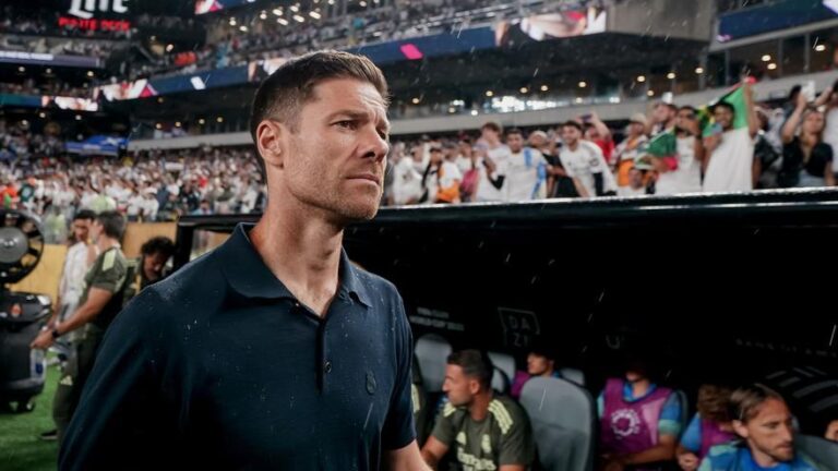 Xabi Alonso impone su identidad en 18 días: defensa de tres, presión alta y ‘9’ de referencia