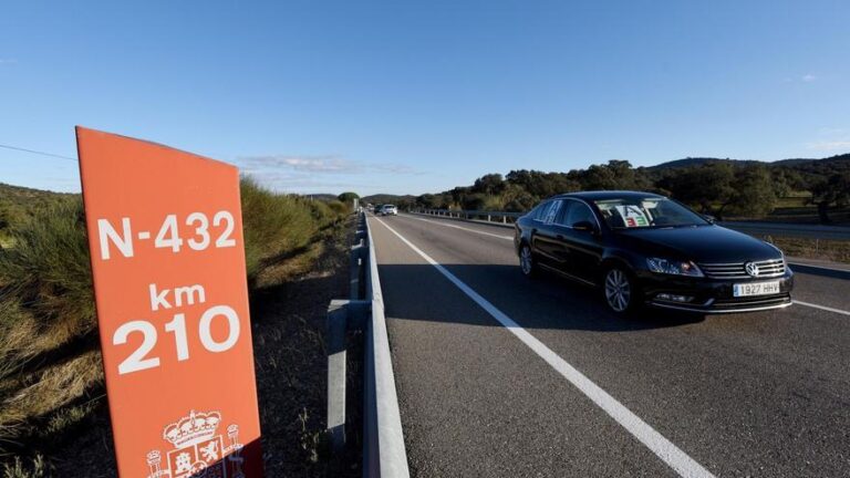 La N-432, cortada a la altura de Villaviciosa por un accidente de tráfico con un herido