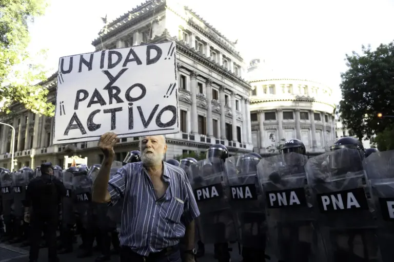 Revés para Milei: declararon inconstitucional el DNU que limitaba el derecho a huelga