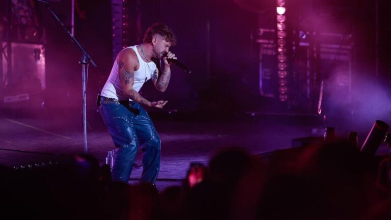 Dani Fernández desata su tormenta emocional en el Teatro de La Axerquía