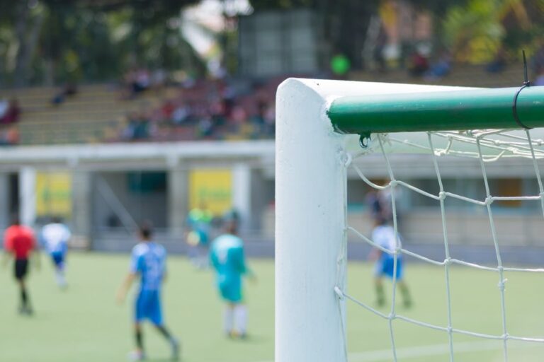 Jugaba al fútbol con amigos, sufrió una fractura y demandó al complejo: deberán indemnizarlo
