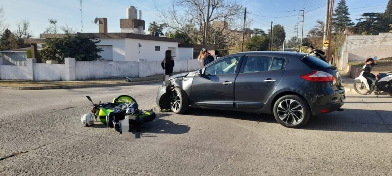 Accidente en barrio Costa Azul: un motociclista sufrió heridas y fue hospitalizado
