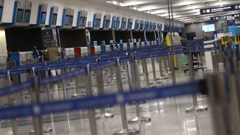 Sorpresivo paro podría afectar los vuelos en vacaciones de invierno: cuándo es la medida