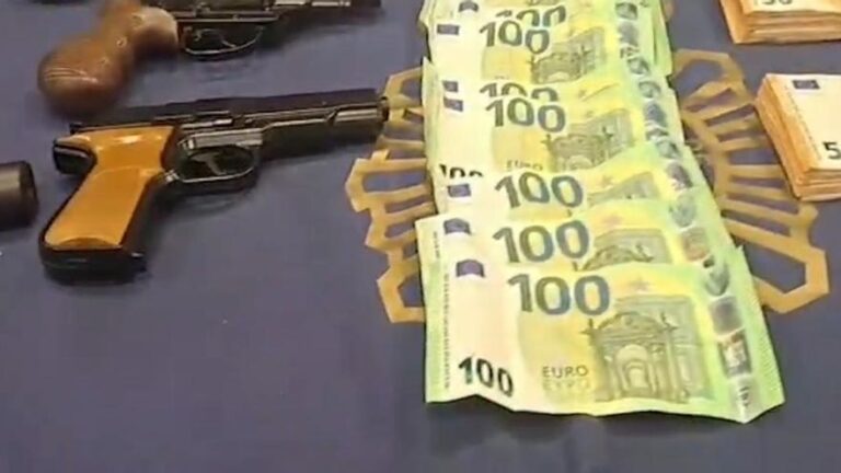 El «kit del robo violento»: caretas, pelucas, uniformes, pistolas, una granada…