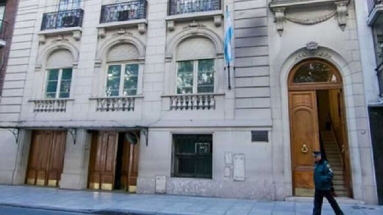 Por sospechas de filtraciones en el caso YPF, la Procuración del Tesoro echó 60 personas