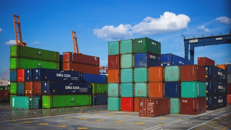 Preocupación en las industrias: el Gobierno sigue reduciendo aranceles a la importación
