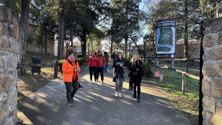 Vecinos y turistas disfrutaron de una jornada de senderismo urbano en Carlos Paz