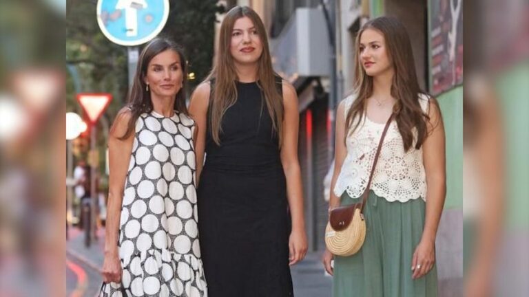 La reina Letizia, la princesa Leonor y la infanta Sofía acuden al cine en Mallorca