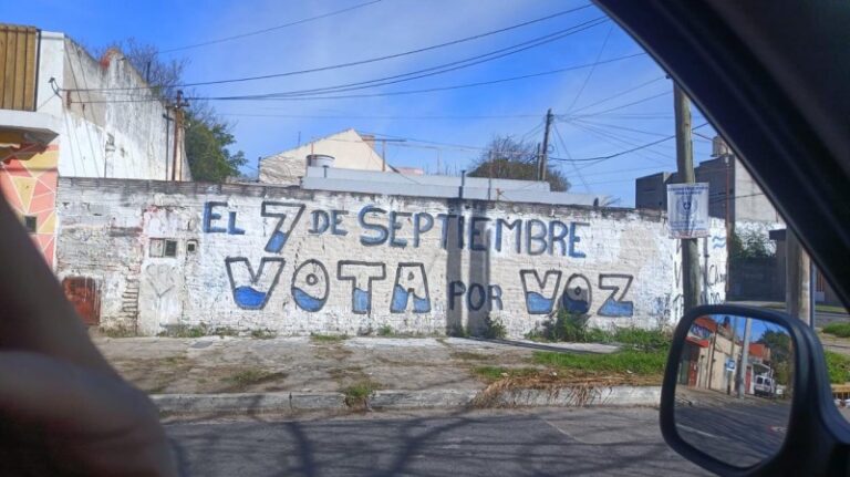 Espinoza corrigió la fecha en las pintadas, pero ahora metió un error de ortografía