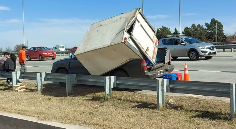 Volcó una camioneta en Circunvalación: el conductor salió ileso
