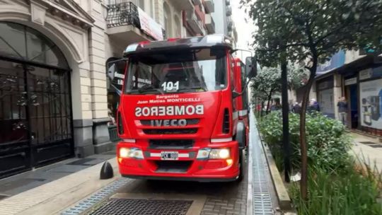 Vecinos confundidos: llamaron al 911 creyendo que había caído un rayo pero estaban haciendo una despedida de soltero